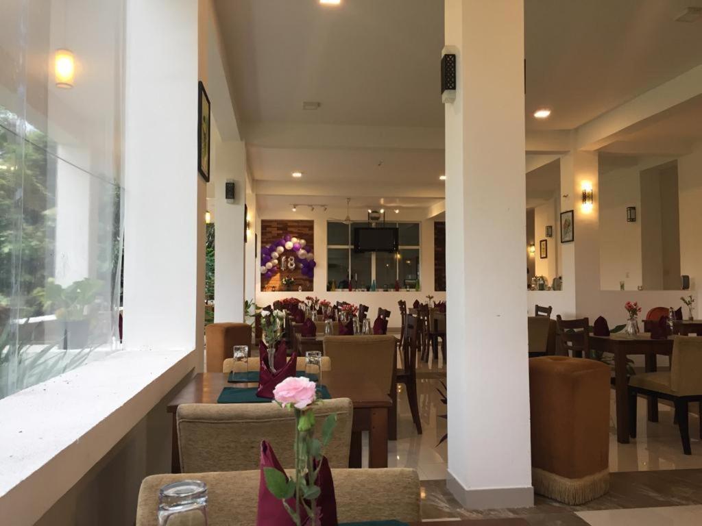 Kandy Rivers Edge Nature Resort ภายนอก รูปภาพ